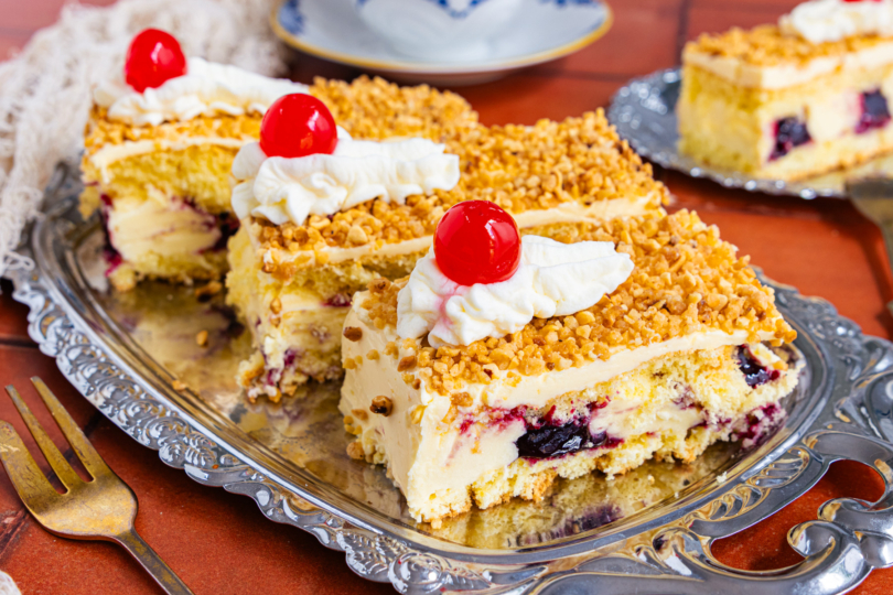 Frankfurter Kranz Schnitten vom Blech servierfertig