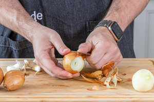 Zwiebel schälen