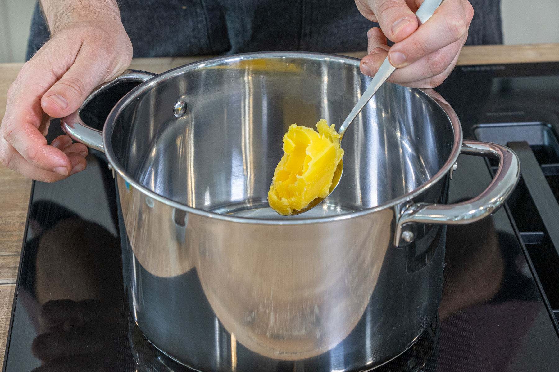 Butterschmalz in den Topf geben