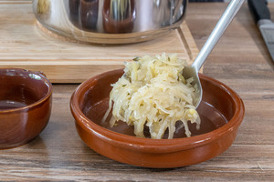 Französische Zwiebelsuppe einfüllen