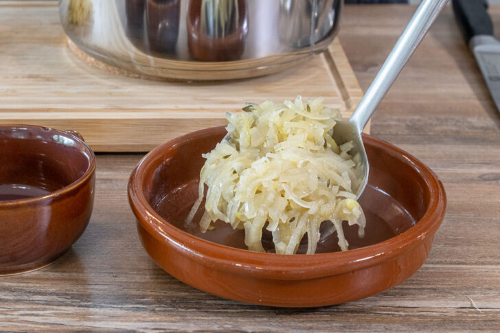Französische Zwiebelsuppe einfüllen