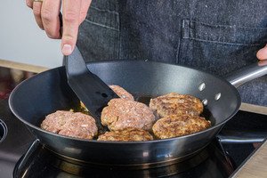 Frikadellen mit Paniermehl braten