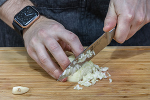 Zwiebel würfeln