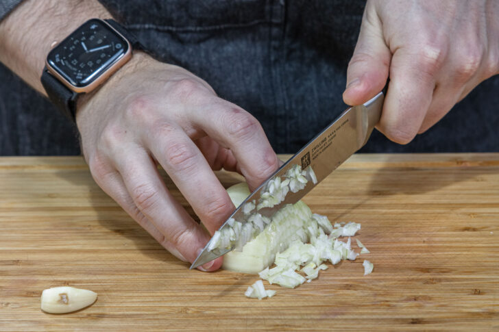 Zwiebel würfeln