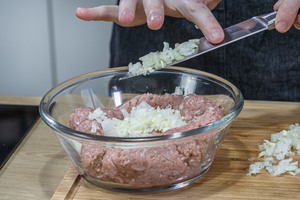 Zwiebel dazugeben
