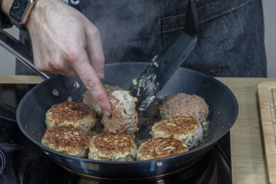 Frikadellen mit Paniermehl und Ei braten