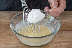 Eischnee unter den Teig heben