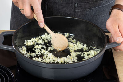 Zwiebel- und Knoblauchwürfel anbraten