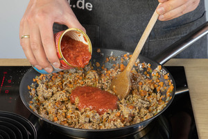 Gehackte Tomaten dazugeben
