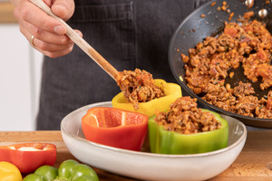 Paprika mit der Hackfleischmasse füllen