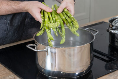grünen Spargel kochen