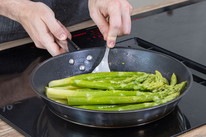 grünen Spargel in der Pfanne schwenken