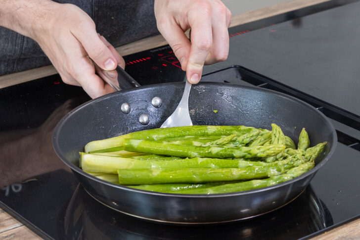 grünen Spargel in der Pfanne schwenken