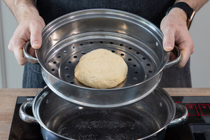 Hefeklöße in Dampfgarer geben