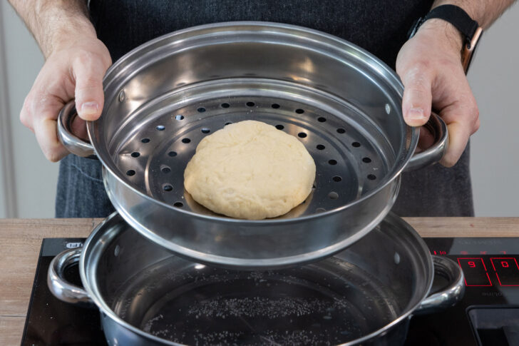 Hefeklöße in Dampfgarer geben