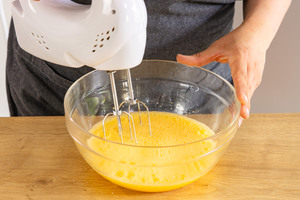 Zutaten mit dem Mixer verrühren
