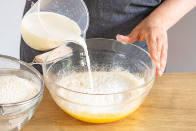 Milch und Mehl abwechselnd dazugeben