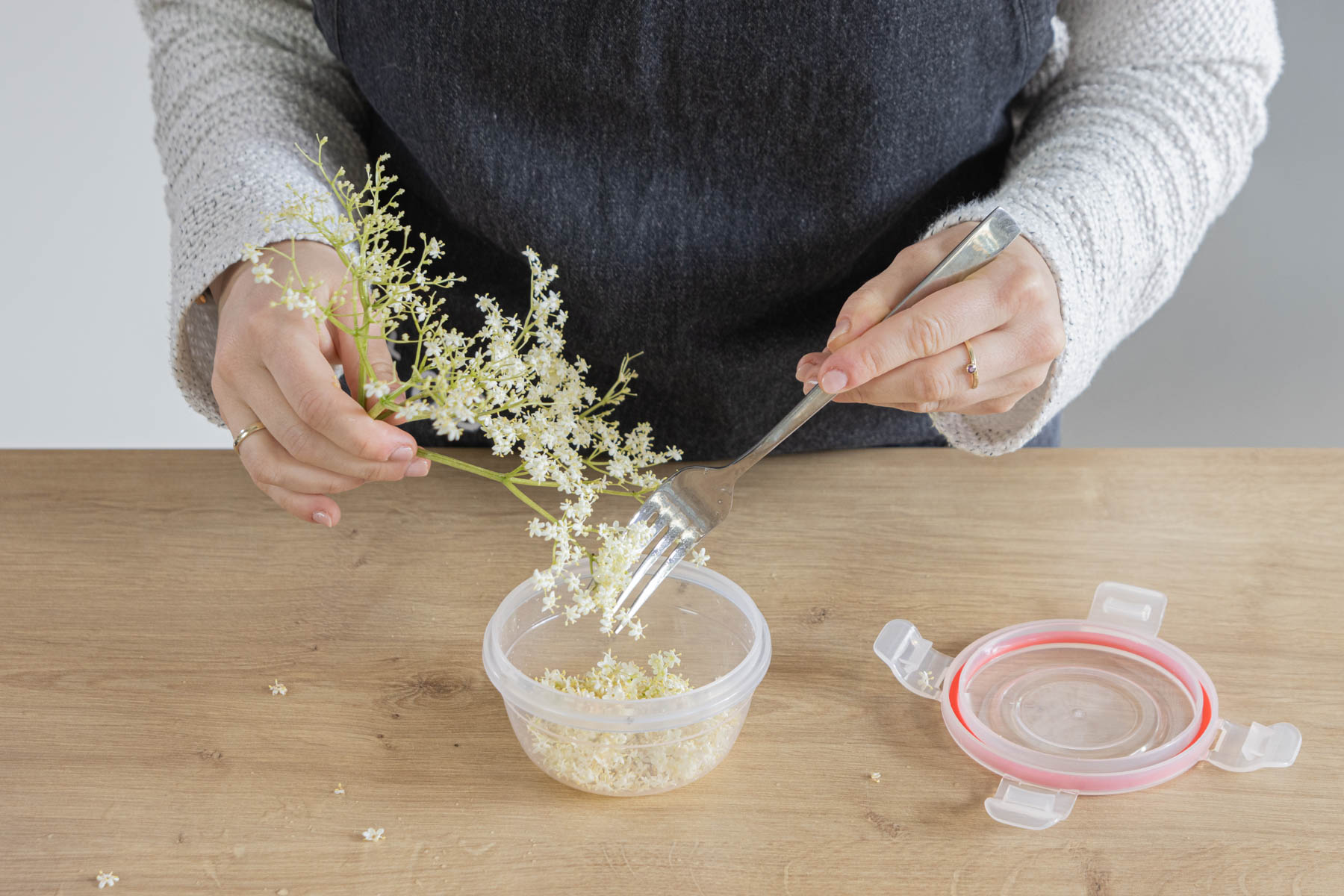 Blüten von den Stielen abtrennen