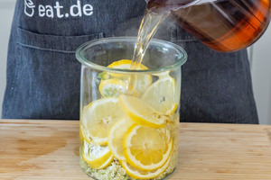 Zuckerwasser über Holunderblüten gießen