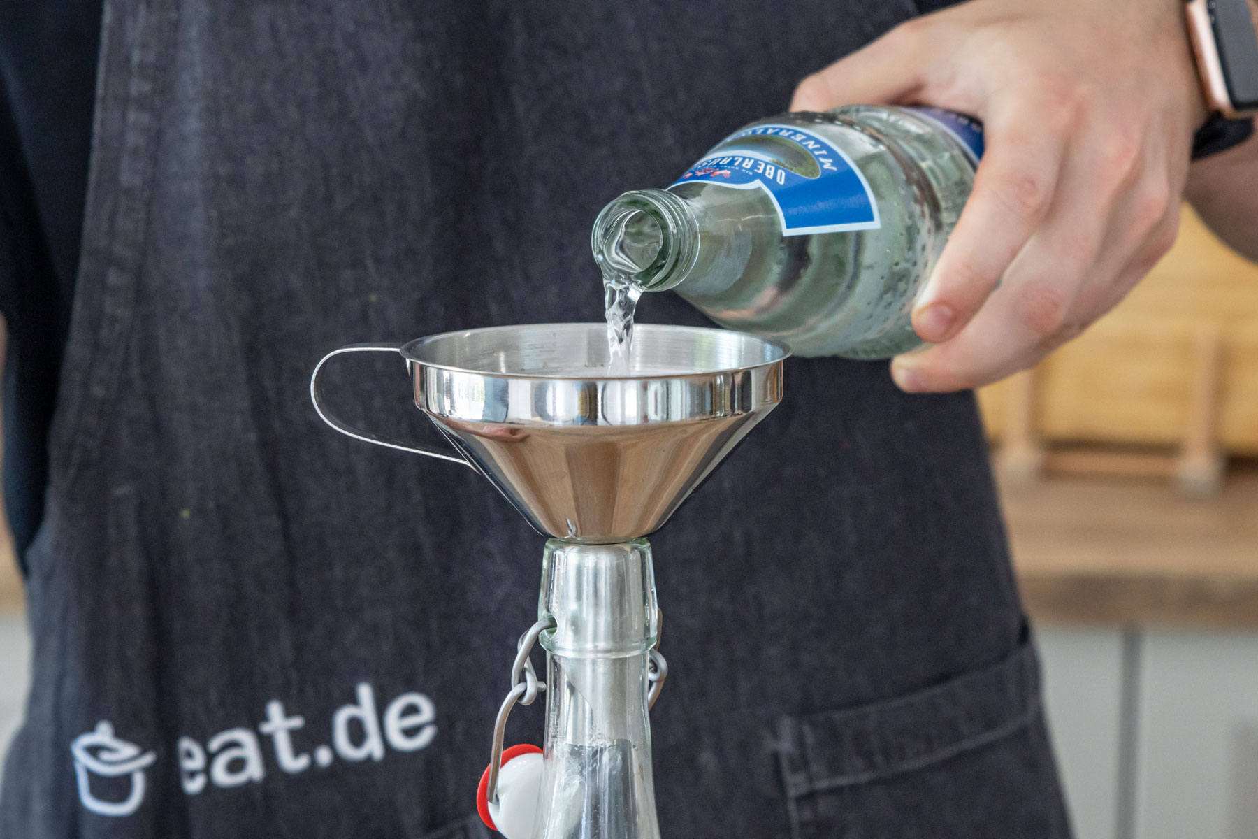 Mineralwasser dazugeben