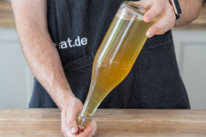 Flasche drehen, damit sich alles vermischt