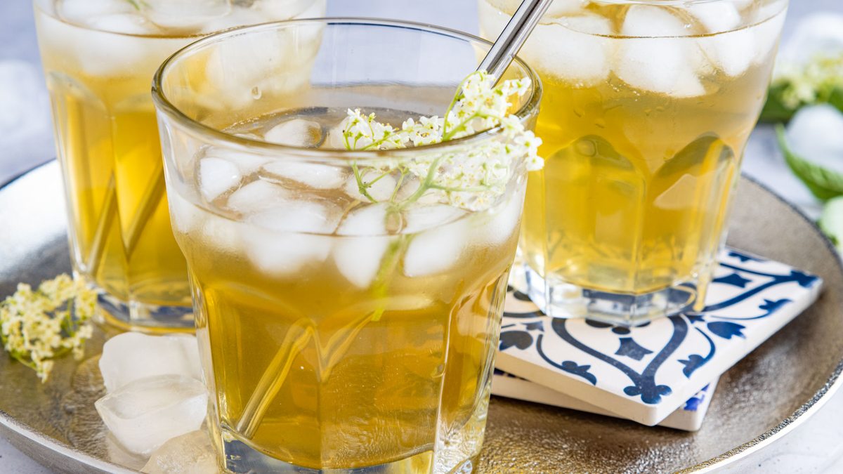 Holunderblüten-Limonade selber machen | Rezept - eat.de