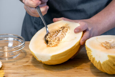 Melone entkernen