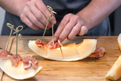 Schinken auf die Honigmelone legen