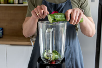Gurke in Mixer geben