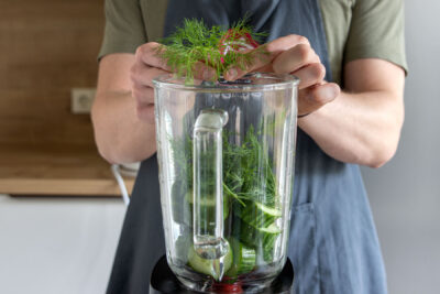Dill in Mixer geben