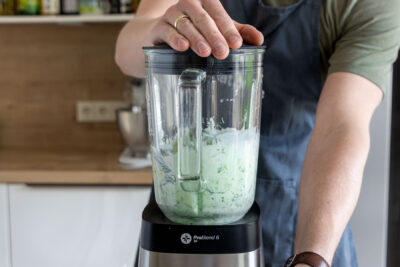 Gurkensuppe mixen