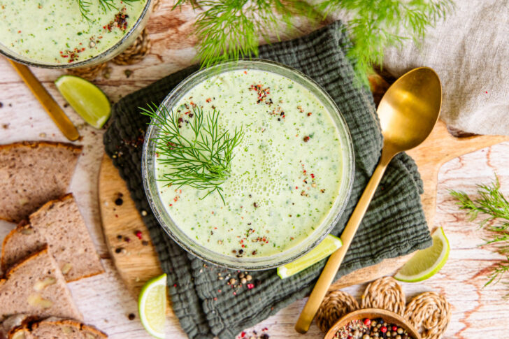 Kalte Gurkensuppe mit Joghurt und Dill servieren