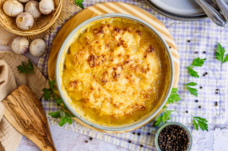 Kartoffelgratin ohne Sahne mit Käse überbacken