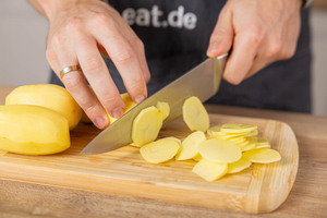 Kartoffeln in dünne Scheiben schneiden
