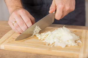 Zwiebeln und Knoblauch würfeln