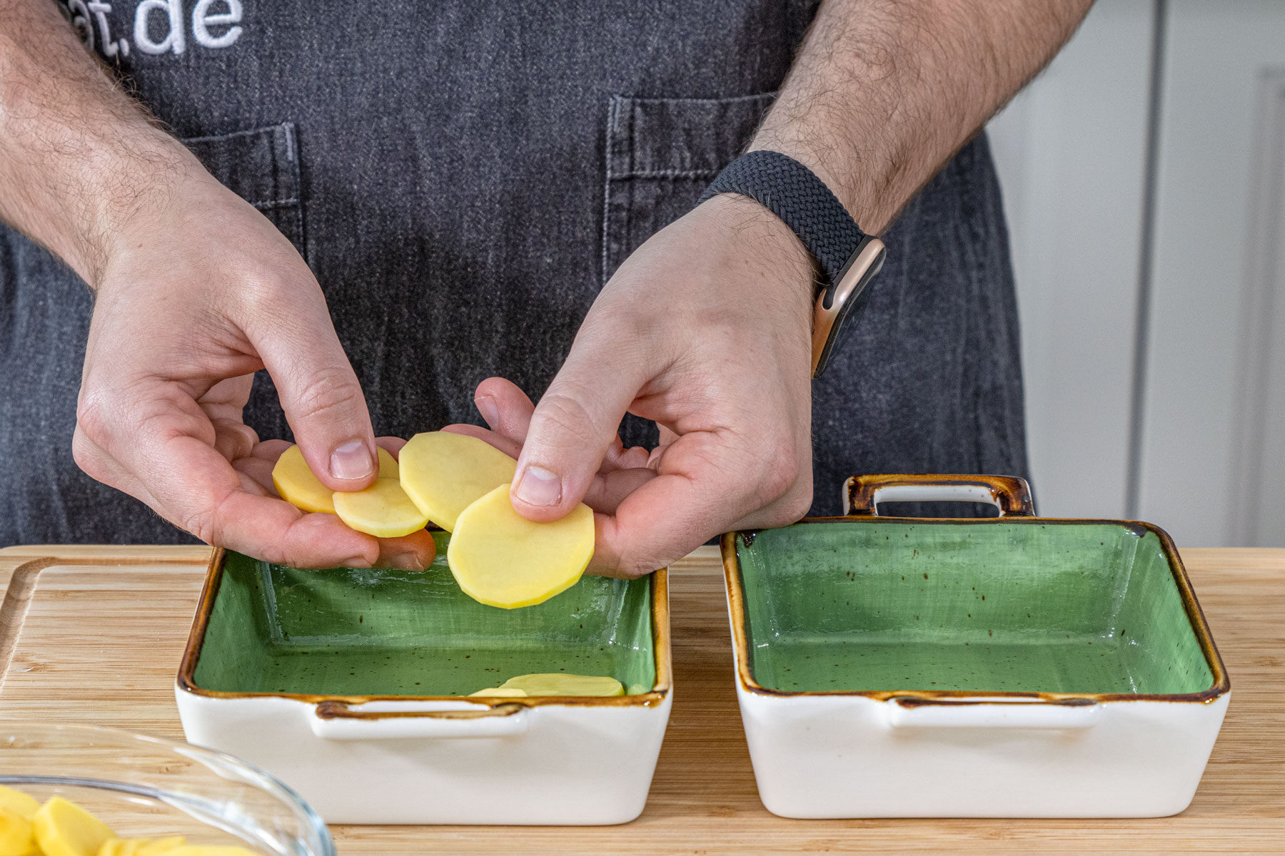 Kartoffelgratin mit rohen Kartoffeln schichten