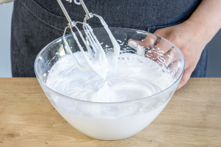 Baisermasse bildet lange Spitzen an Schneebesen