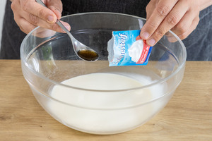 Sahnefest und Vanillepaste zur Sahne geben
