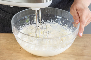 Sahnefest, Vanillepaste und Sahne aufschlagen