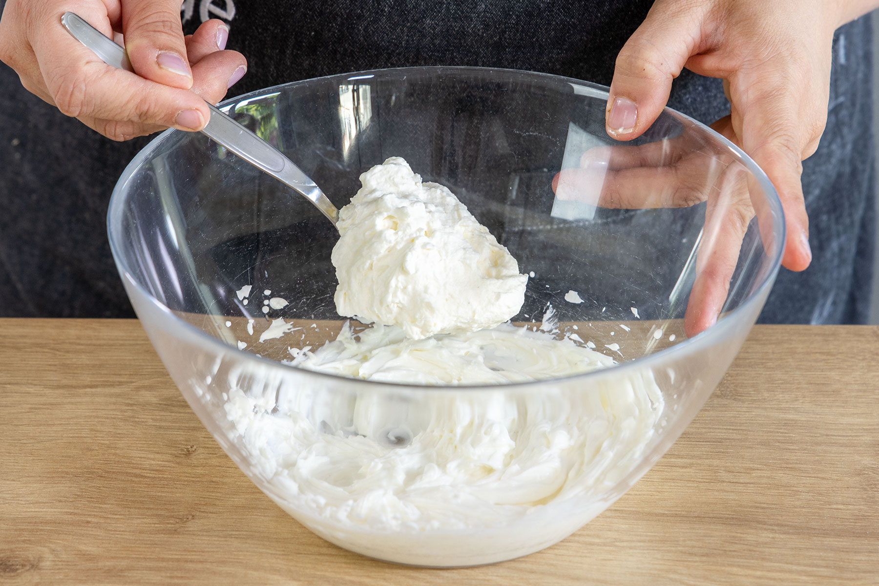 Creme unter aufgeschlagenen Quark heben