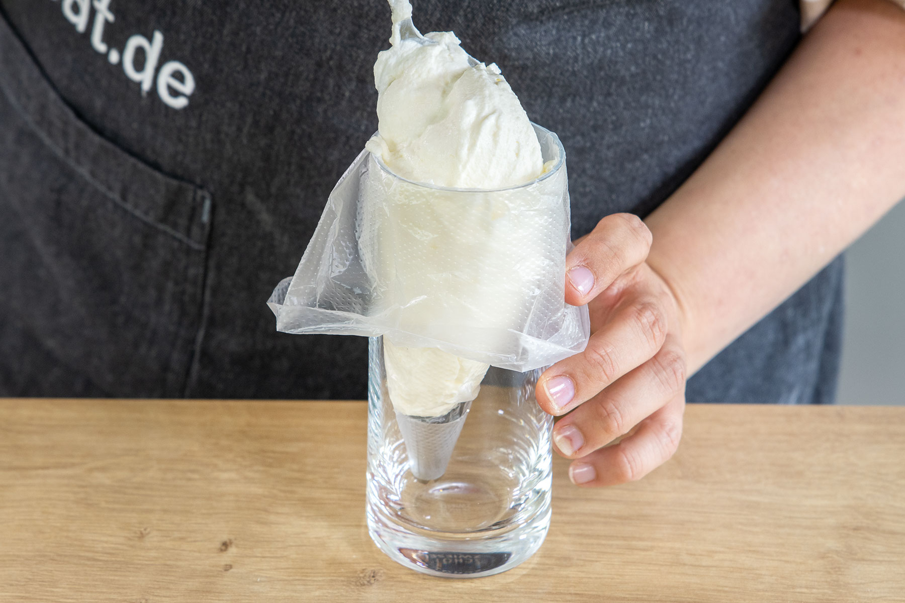 Creme in einen Spritzbeutel füllen