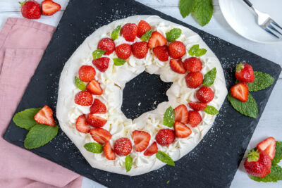 Klassische Pavlova mit Erdbeeren