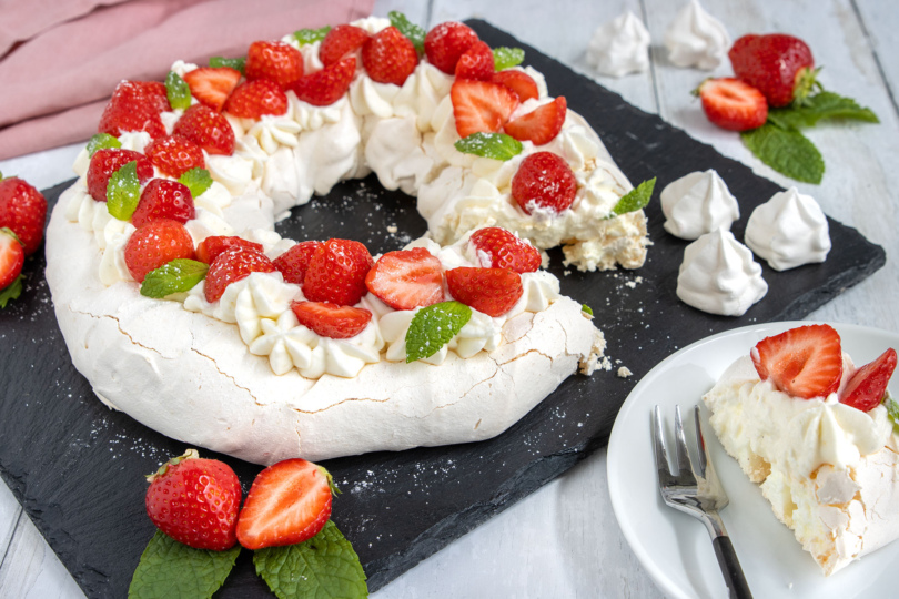 Klassische Pavlova mit Erdbeeren