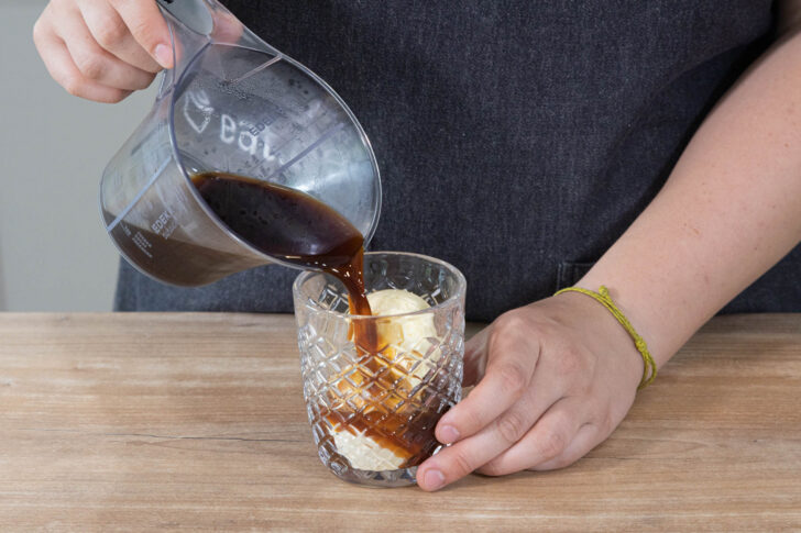 Kaffee ins Glas füllen