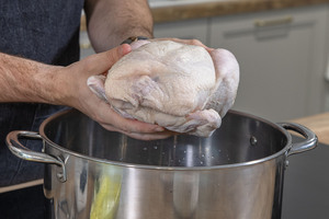 Hähnchen für Hühnerfrikassee kochen