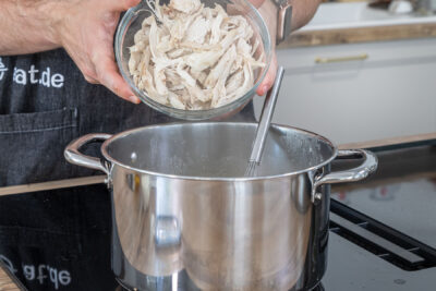 Fleisch in den Topf geben