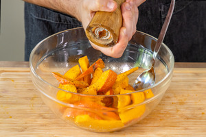 Kürbis mit Pfeffer würzen