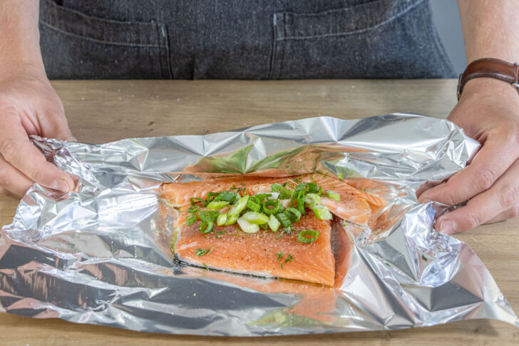 übrigen Lachs in Alufolie packen