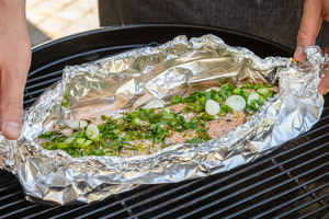Lachs in Alufolie grillen