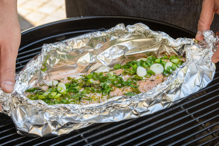 Lachs in Alufolie grillen